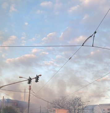 Incendiu violent în București. Flăcările s-au extins la acoperişul unei clădiri învecinate