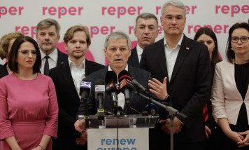 Partidul REPER acuză Jandarmeria că-i blochează acţiunea de strângere de semnături în Piaţa Victoriei