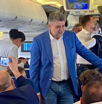 VIDEO – Primele imagini din aeronava delegației române care revine din vizita oficială în Dubai și Emiratele Arabe Unite- Premierul Ciolacu a discutat cu elevii care călătoresc cu aeronava oficială