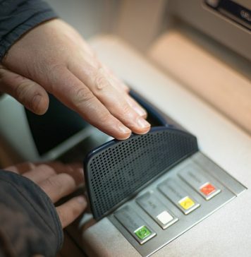 Cum au reușit doi angajați ai unei bănci din București scoată 140.000 de euro din contul unui client