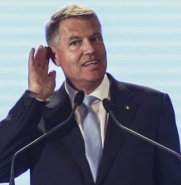 Protestatarul „Ceauşescu”, amendat de jandarmi după ce i-a strigat lui Iohannis „gunoi politic”