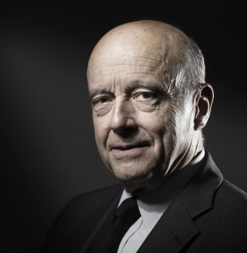 Academy of Economic Studies confers Doctor Honoris Causa title on former French PM Alain Juppe