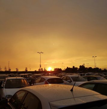 Românii pleacă în străinătate în vacanța de 1 Mai și Paște și lasă mașinile la aeroport