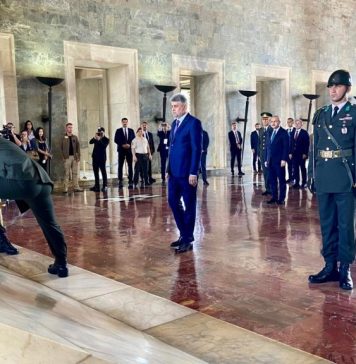 CORESPONDENȚĂ Premierul Marcel Ciolacu a vizitat Mausoleul Atatürk, din cadrul complexului Anıtkabir din Ankara și a depus o coroană de flori