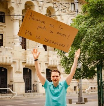 Sebastian Burduja: Nicușor Dan se face că nu aude apelurile la dezbatere. M-am gândit că poate le citește, mai ales că i le-am adus aproape, la geamul primăriei