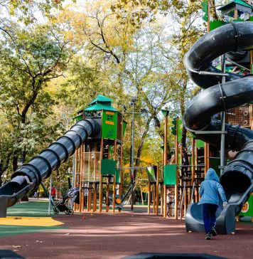 Mai multe parcuri din București primesc echipamente noi pentru locurile de joacă și cele de fitness. A fost semnat acordul-cadru