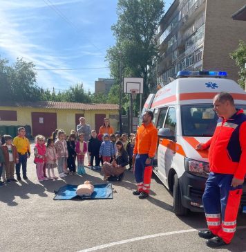 Salvatorii de la Serviciul de Ambulanță B-IF le-au arătat copiilor de la Școala Gimnzială nr. 163 rincipalele tehnici de prim ajutor