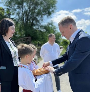 Secretarul de stat al DRRM, Adrian Dupu, la Târgul caritabil „Împreună suntem mai puternici”, din satul Mereni, raionul Anenii Noi