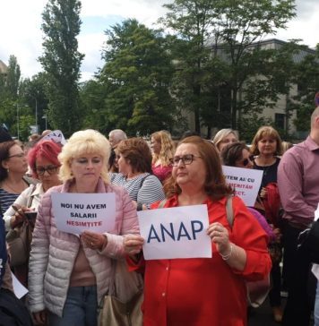 Angajaţii din Aparatul de lucru al Guvernului României au declanşat un nou protest spontan