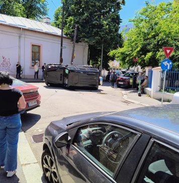 Accident grav în București. O femeie a fost rănită, după ce a intrat cu autoturismul în mai multe maşini parcate