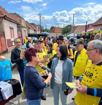 Ana Loredana Predescu, candidată AUR la CJ Brașov, la târgul săptămânal de la Zărnești: Din păcate și aici cetățenii se plâng că sunt decuplați de Municipiu