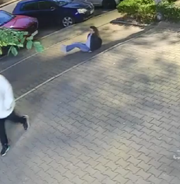 O femeie a fost atacată din senin de un tânăr pe o stradă din Sectorul 2 / Momentul a fost surprins de camere – VIDEO