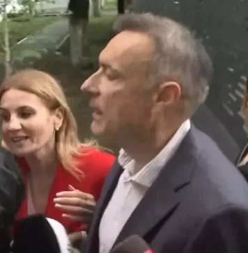 Jurnalistele Realitatea Plus, Anca Alexandrescu şi Alexia Ditcov, împinse ca la rugby de alţi „ziarişti” care-i făceau paravan lui Coldea la ieşirea din sediul Poliţiei