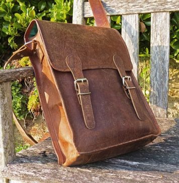 Doi bărbați din Capitală, reținuți pentru că ar fi furat geanta unei femei și ar fi făcut plăţi de 4.000 de lei cu cardurile acesteia