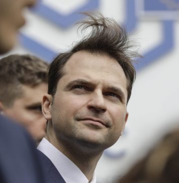 Cozmin Guşă: Wow, în campania electorală Sebi Burduja ne-a arătat cum se tunde el la un faimos hair-stylist