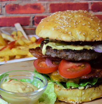 Ziua Internațională a Burgerului, pe 28 mai. Românii comandă peste 15 burgeri pe minut, peste 22.000 de burgeri fiind livraţi zilnic