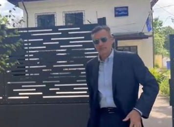 Florian Coldea, „torpilat” cu întrebări de Anca Alexandrescu, la sediul poliției din Voluntari; jurnalista l-a invitat la emisiunea pe care o realizează, Coldea s-a făcut că nu aude