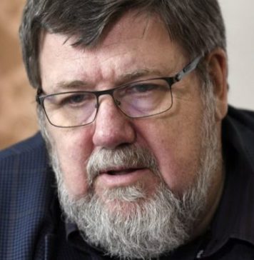 Pay Law must be discussed/negotiated first with trade unions, then with European Commission (union)