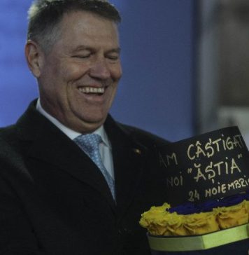 „Cu ani în urmă, am încercat să aflăm ce taxe a plătit profesorul Iohannis pentru sumele încasate din meditații. Cele din care și-a făcut casele. N-am reușit. O întreagă mașinărie s-a pornit la Sibiu pentru a îngropa un răspuns care ar fi putut să-l ridiculizeze”, scrie Cornel Nistorescu