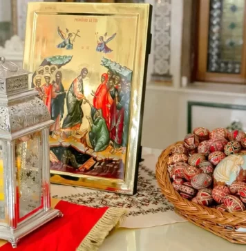 Lumina Sfântă, aprinsă la Ierusalim, a fost adusă la Bucureşti