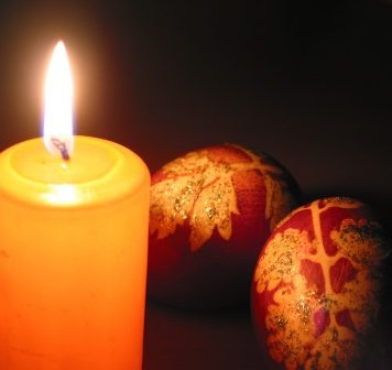 Bisericile din București au fost neîncăpătoare pentru cei care au venit să ia lumina sfântă