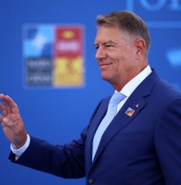 Iohannis a plecat în SUA cu avionul de lux unde va primi un premiu din partea unui ONG pentru… „conducerea exemplară a României”