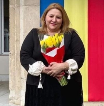 Senatorul Diana Şoşoacă, înconjurată de liceeni, la Lugoj: „A venit tot liceul? Măi copii, mergeţi la şcoală! Dacă rămâneţi lângă mine vă predau nişte Drept Constituţional de o să-i rupeţi pe-ăştia!”