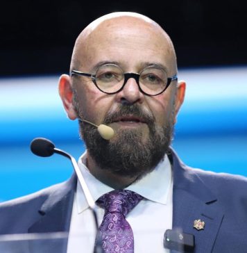 Cristian Popescu Piedone: Candidat liberal burduja, candidat liberal userist dan, mințiți așa cum respirați! Știu că vă enervează candidatura mea și că vă încurcă afacerile și interesele de partid!