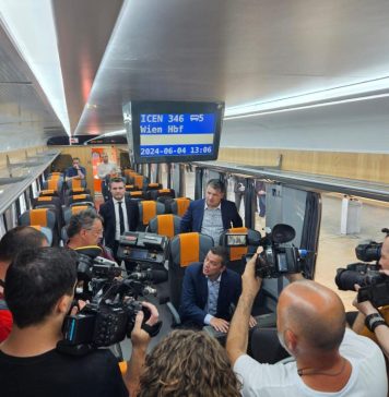 FOTO Cum arată vagoanele și locomotivele modernizate de CFR Călători. Grindeanu: ”Ele sunt dovada că se pot face schimbări”