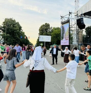 Departamentul pentru Relația cu Republica Moldova: Muzica românească, hora și costumul popular nu au lipsit de la cea mai importantă acțiune culturală care a adunat în Piața Centrală din orașul Ștefan Vodă sute de locuitori