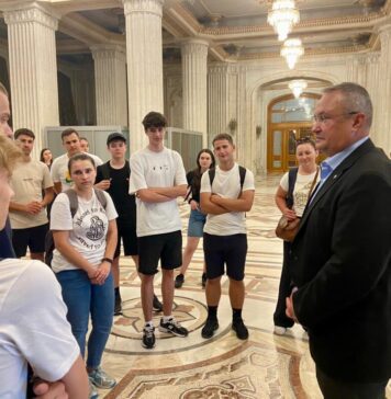 EXCLUSIV Nicolae Ciucă, ghid pentru un grup de liceeni din Suceava, la Senat. Le-a povestit despre mănăstiri și construcția de autostrăzi