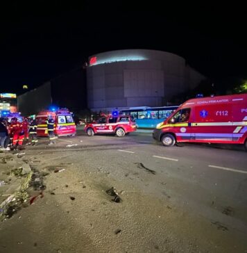 Grav accident în Piaţa Unirii, după ce un microbuz ar fi trecut pe roşu/ 12 persoane au ajuns la spital