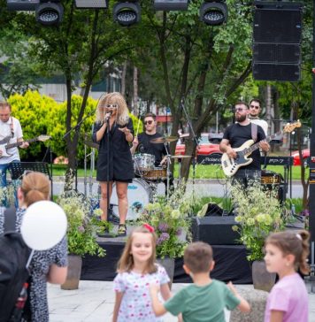 Piațeta Favorit, prima din Sectorul 6, s-a deschis ieri, cu spectacole și bălăceală pentru copii