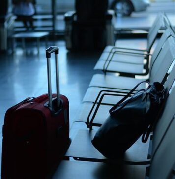 Cum se măsoară o valiză pe aeroportul din Birmingham la o cursă Ryanair spre București