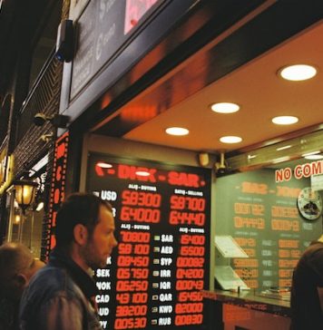 Euro trades at 4.9772 RON