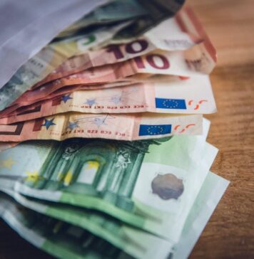 Euro trades at 4.9771 RON