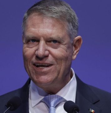 Cozmin Guşă: Alegerile mermelite de ieri i-au dat mare câștig de cauză lui Iohannis; Liderii noștri politici sunt trădători, lași și slabi; nici măcar nu și-au propus să solidarizeze românii, ci să-i dezbine. Mai mult, nicio grupare politică nu și-a orientat eforturile în mod clar și dur contra inamicului real care este „Iohannis și străinii”. S-au bătut între ei ca chiorii politicienii români, chiar și în interiorul partidelor politice, PSD, PNL, AUR, ADU, fără excepție