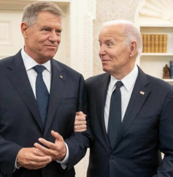 Robert Turcescu: „Bietul Klaus, parcă-l şi vedeam în Biroul Oval nevoit să ia poziție de drepți și să execute ordinele venite de la un bătrânel care abia mai articulează coerent urgența unor nevoi fiziologice”