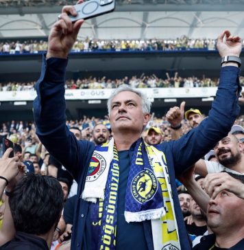 Fotbal: Mourinho, întâmpinat ca un popstar la Fenerbahce