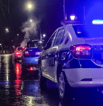 Şofer de 65 de ani din București, agresiv, încătuşat după ce a refuzat să oprească la semnalele poliţiştilor şi a acroşat cu maşina un echipaj