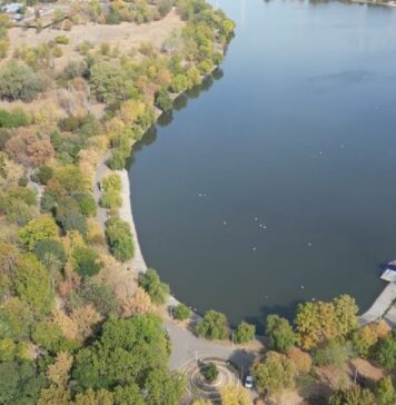 Locuri de picnic în București. Unde poți merge cu pătura la iarbă verde