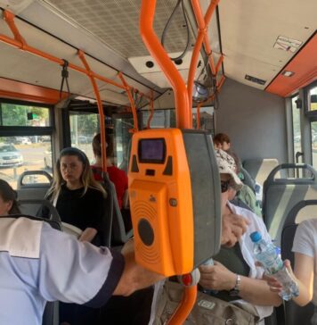 Cristian Popescu Piedone: Primăria Sectorului 5, prin agenții Poliției Locale şi directorii instituției, a oferit şi astăzi apă cetățenilor, având în vedere temperaturile ridicate din Bucureşti