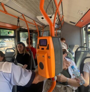 Angajații Primăriei Sectorului 5 au oferit sticle cu apă locuitorilor aflați în zonele publice aglomerate şi mijloacele de transport în comun