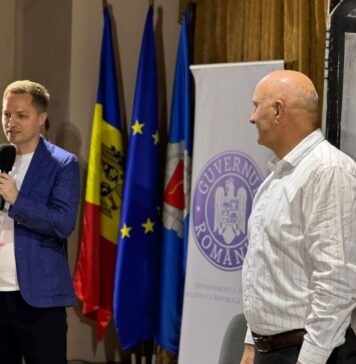 Actorii români cuceresc publicul din Ialoveni în debutul turneului de comedie, finanțat de DRRM