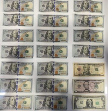 Un polițist local din București a găsit pe trotuar peste 1.800 de dolari