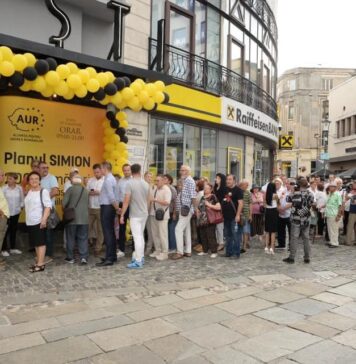 „După ani de batjocură din partea partidelor clasice, a venit vremea AUR să-i prostească pe români; aşa-zisul „plan Simion” lovește în cea mai defavorizată pătură socială, a celor săraci și needucați, a căror șanse în viață poartă pecetea limitării”, spune jurnalistul Ionuţ Cristache