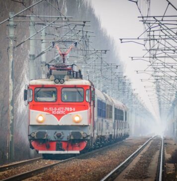 Circulaţia feroviară pe Magistrala Bucureşti – Constanţa, oprită temporar din cauza unui incendiu de vegetaţie
