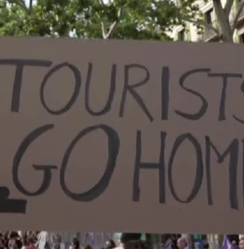 ”Plecați acasă!” Turiști „atacați” cu pistoale cu apă de localnici la Barcelona – VIDEO