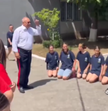 VIDEO – Gianina Șerban (AUR): De asta e România eșuată! Copiii din Fanfara Jegălia, jud. Călărași, pedepsiți de profesori să stea în soare pe asfalt, în genunchi!