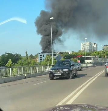 FOTO/ Incendiu în București, lângă stația de metrou Aurel Vlaicu. Există risc de propagare